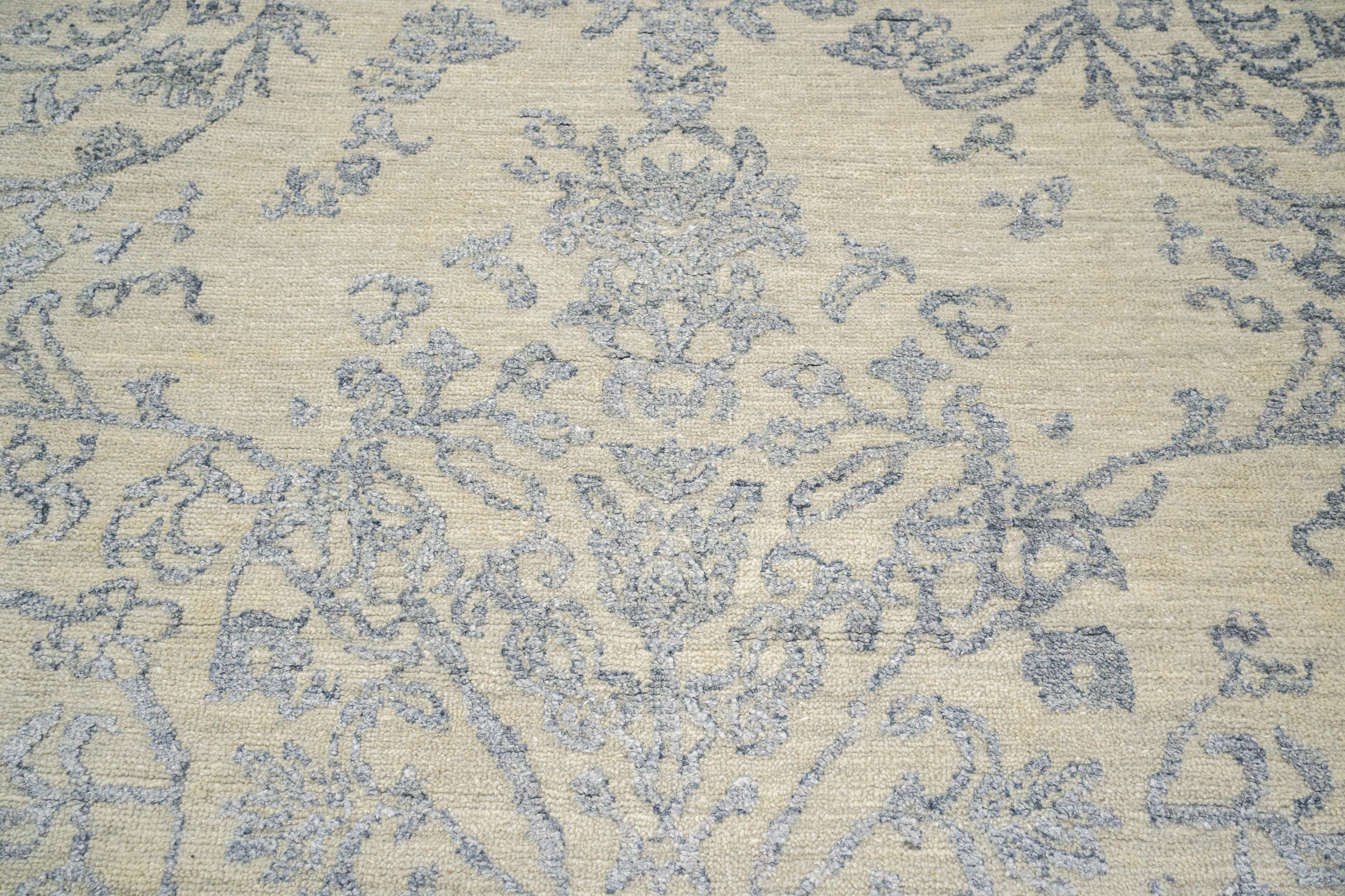 Handknotted Carpet, DIA - 15-01 JK ROUND, Pastel Gray & Silver Foil